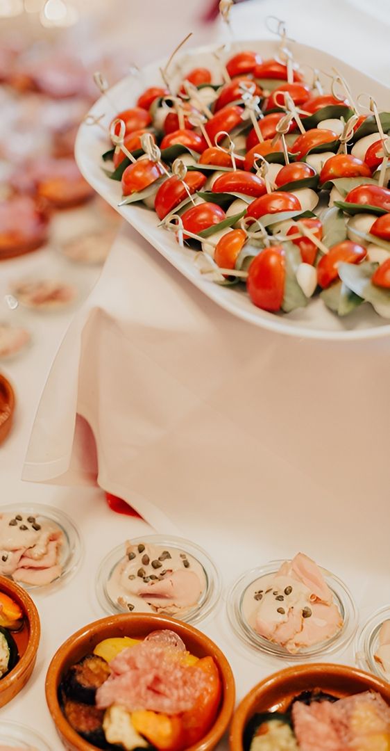 Ein Tisch voller Essen, darunter Obst, Gemüse, Fleisch und Käse
