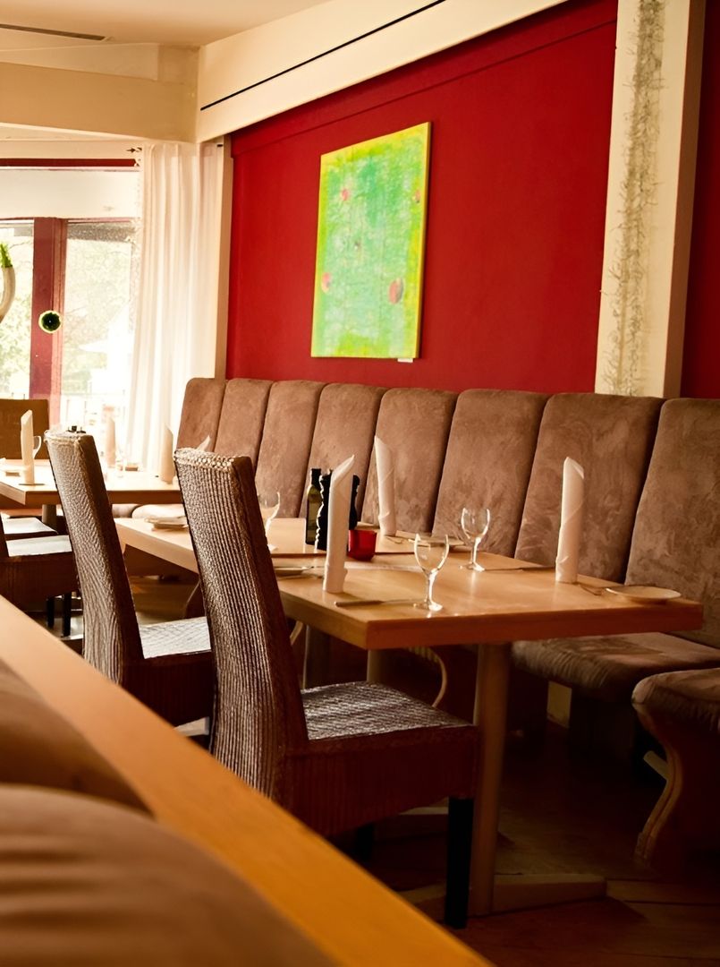 Restaurant mit einem langen Tisch und Stühlen